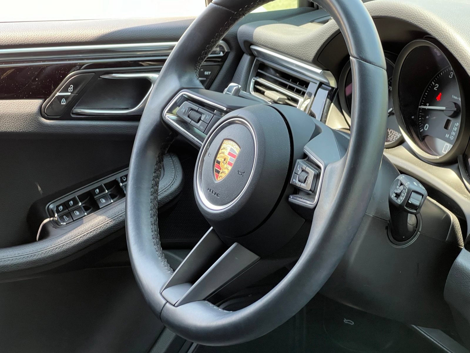 Certified 2024 Porsche Macan AWD/4WD image 37