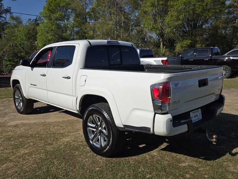 Used 2016 Toyota Tacoma Limited w/ Towing Package image 11