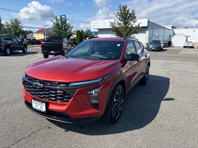 Used 2024 Chevrolet Trax RS w/ Sunroof Package FWD image 2