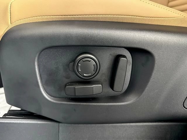 Certified 2025 Land Rover Discovery Dynamic SE AWD/4WD image 26