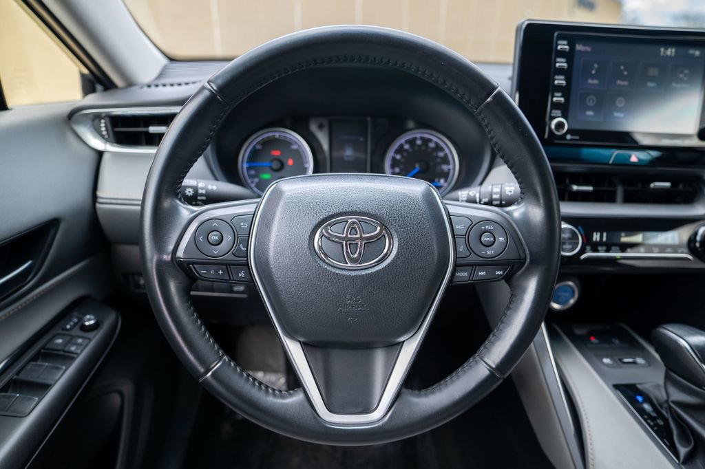 Used 2022 Toyota Venza LE image 14