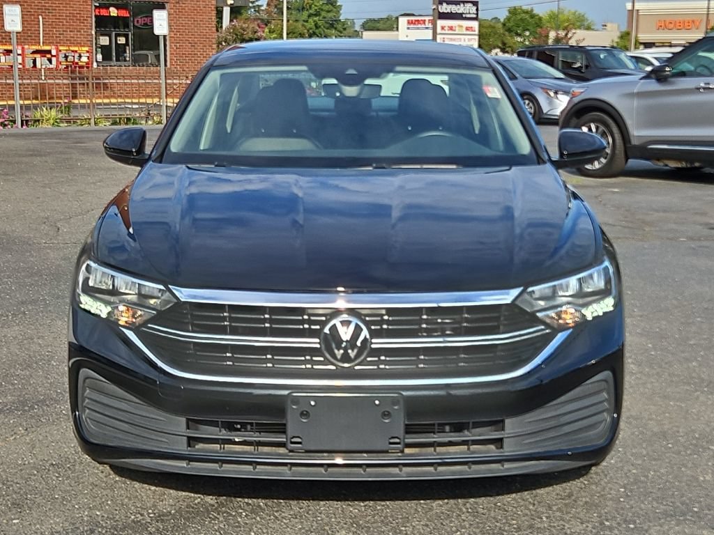 Used 2022 Volkswagen Jetta SE w/ Panoramic Sunroof Package FWD image 2