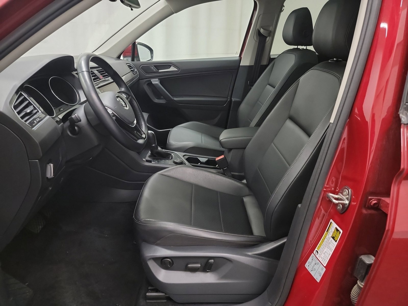 Used 2019 Volkswagen Tiguan SE w/ Panoramic Sunroof Package image 12
