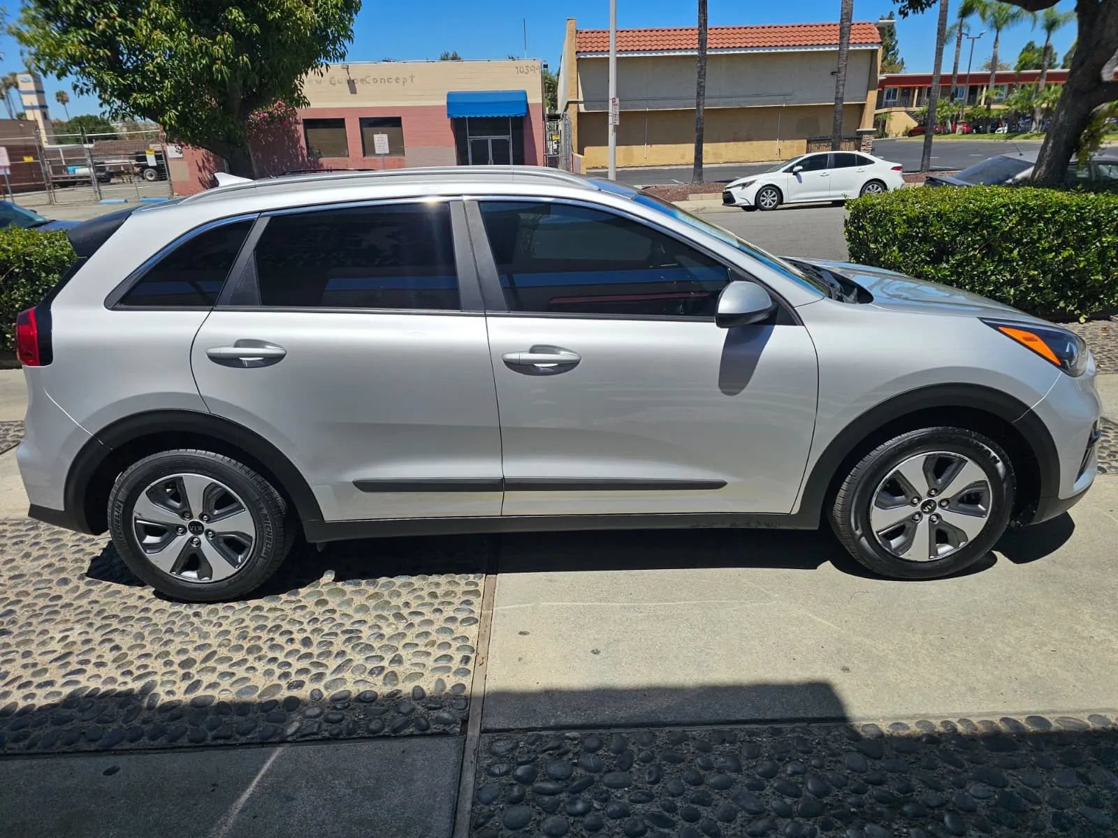 Used 2020 Kia Niro LX FWD image 4