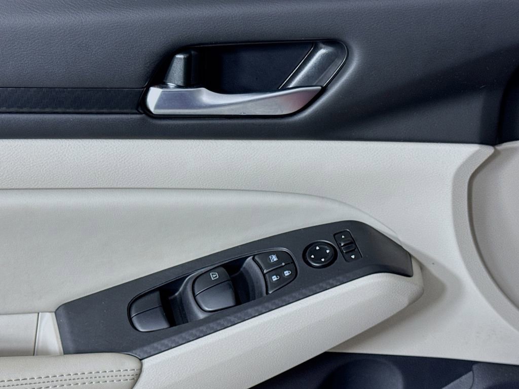 Used 2025 Nissan Altima 2.5 SV image 14