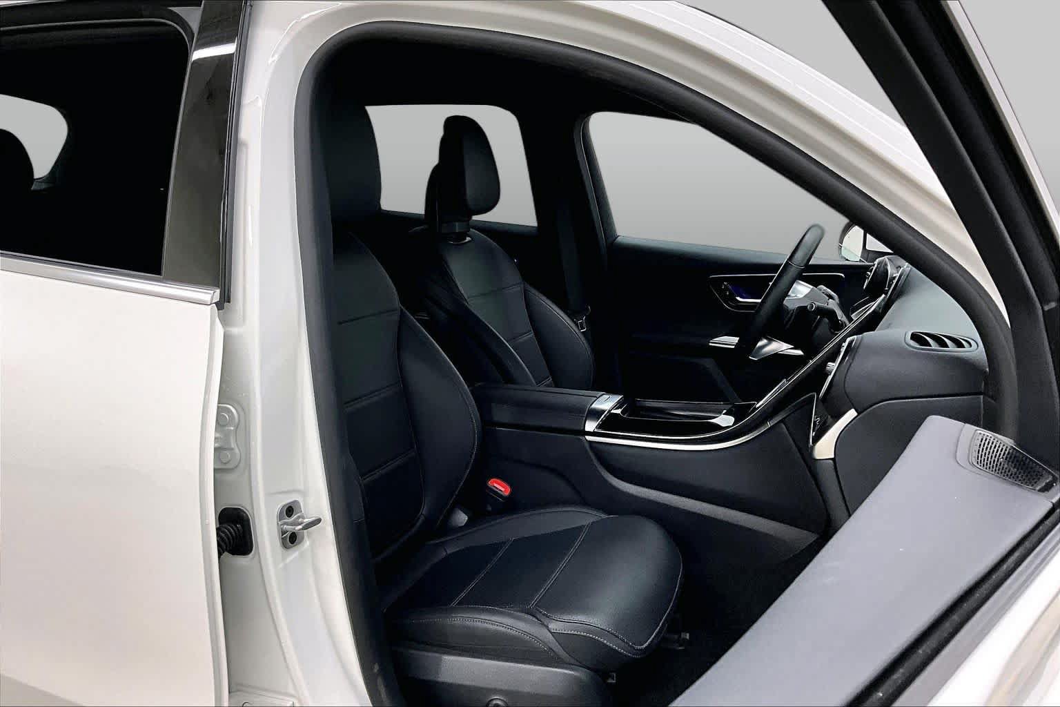 Used 2025 Mercedes-Benz GLC 300 4MATIC image 9