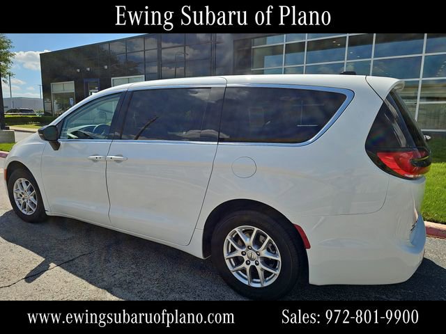 Used 2024 Chrysler Pacifica Touring-L image 3