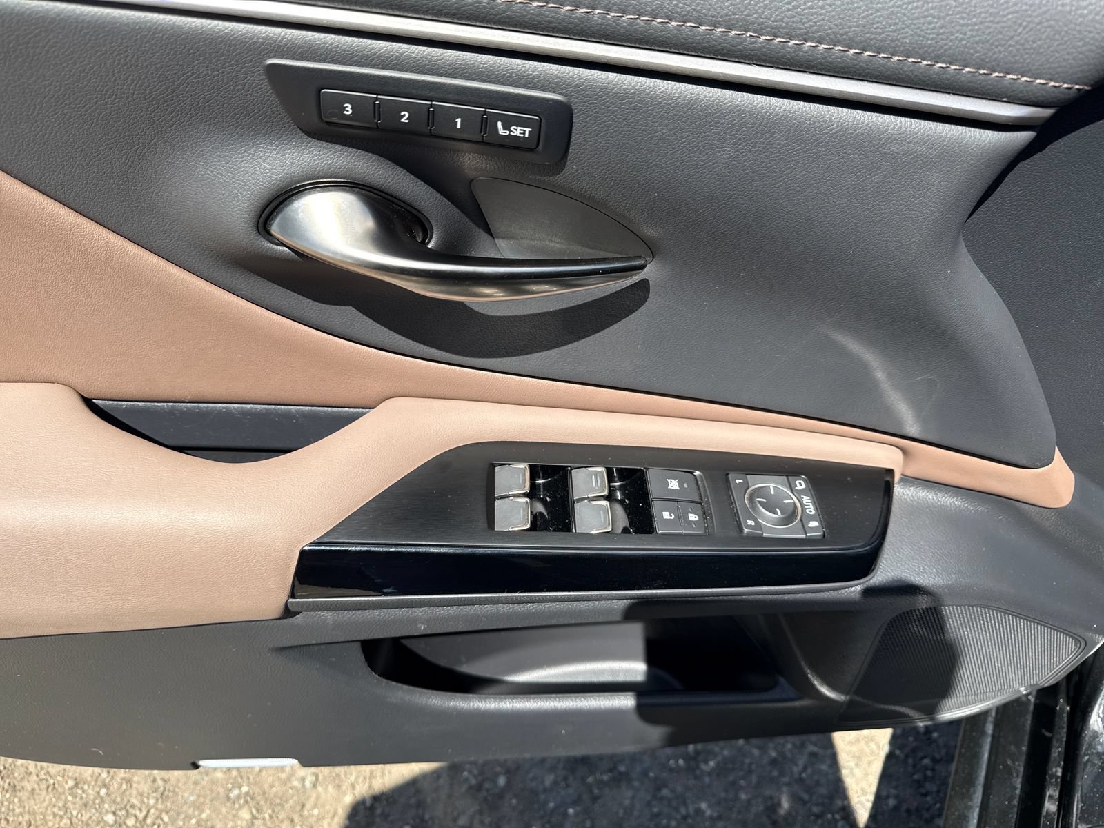 Used 2023 Lexus ES 300h w/ Premium Package FWD image 11