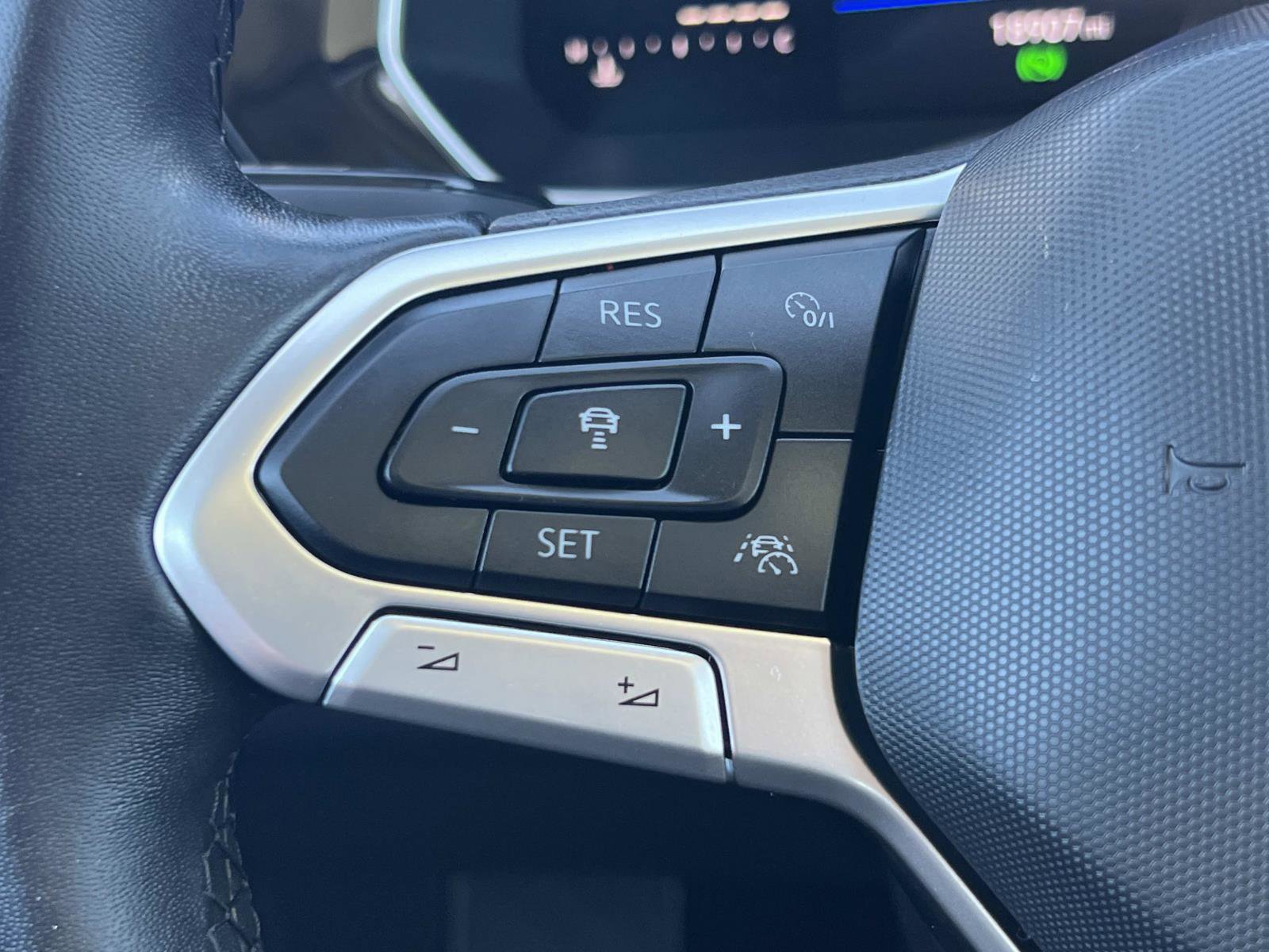 Used 2024 Volkswagen Jetta SE w/ Panoramic Sunroof Package image 9