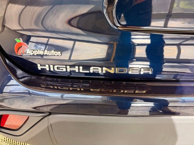 Used 2024 Toyota Highlander XLE AWD/4WD image 10