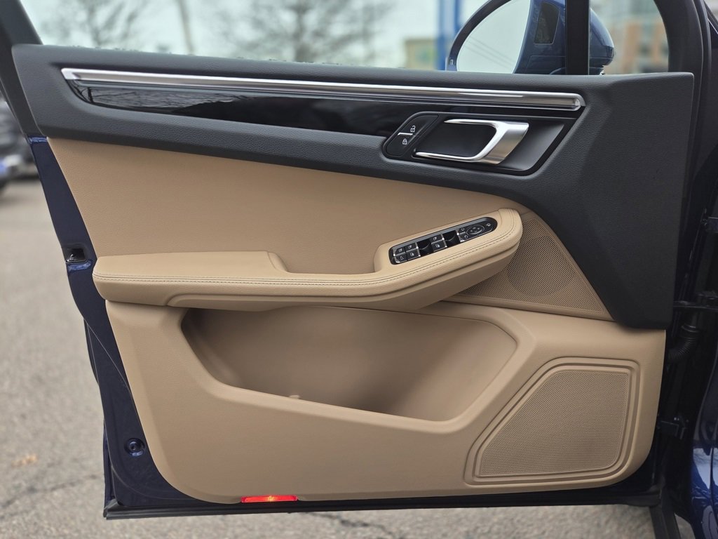 Used 2023 Porsche Macan AWD image 13