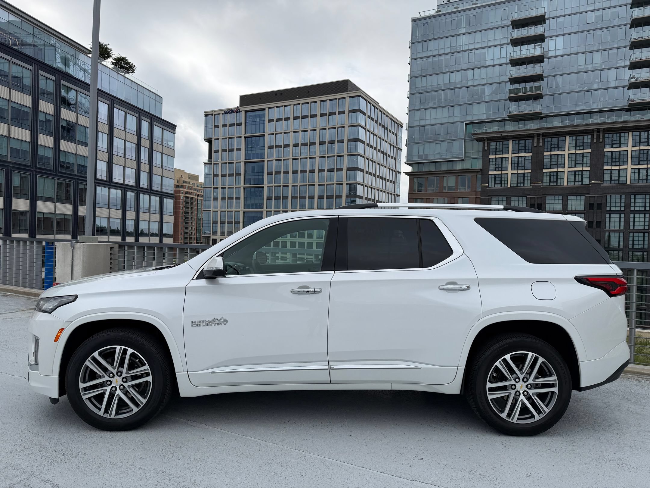 Used 2023 Chevrolet Traverse High Country AWD/4WD image 2
