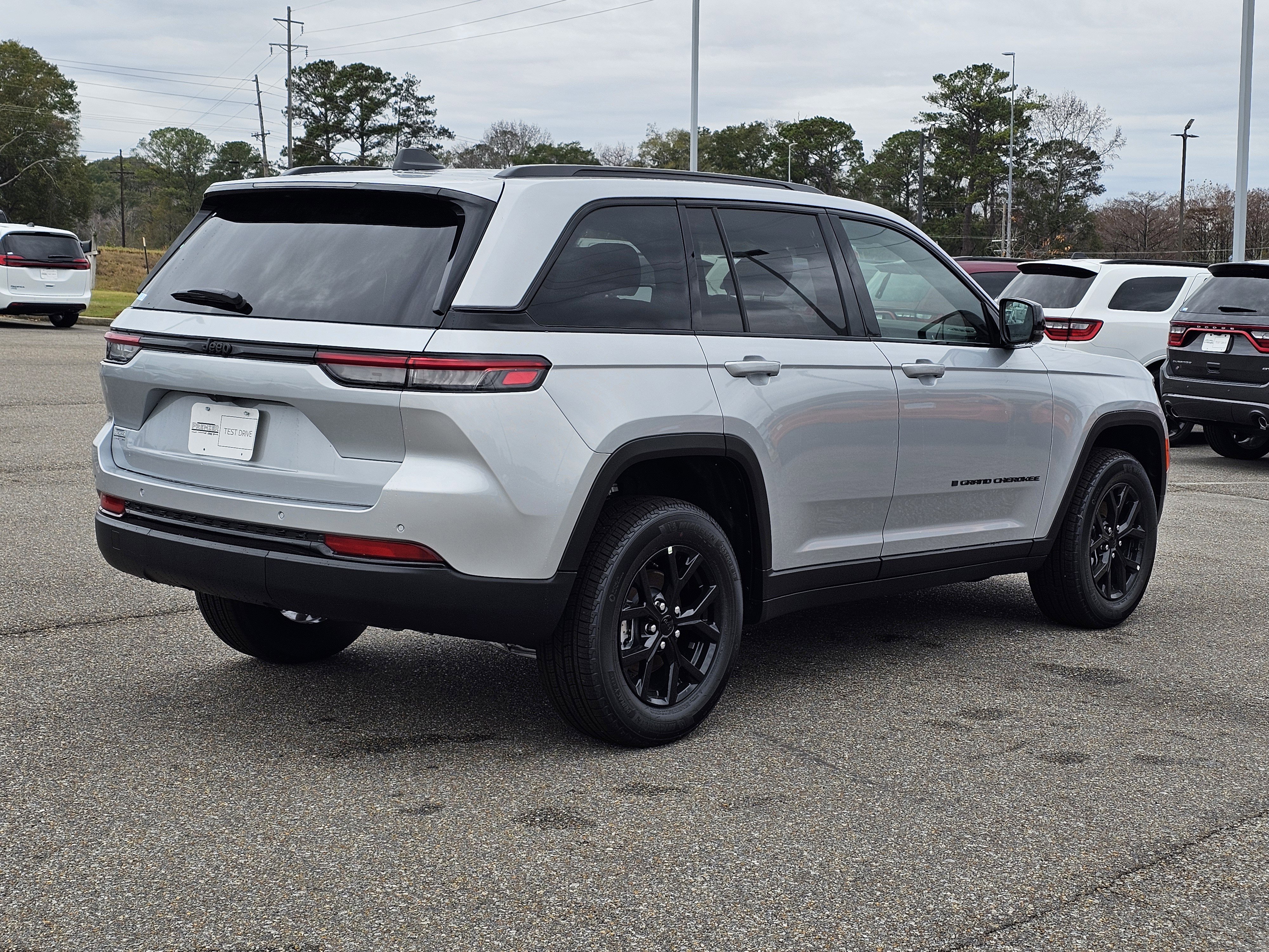 New 2025 Jeep Grand Cherokee Altitude image 7