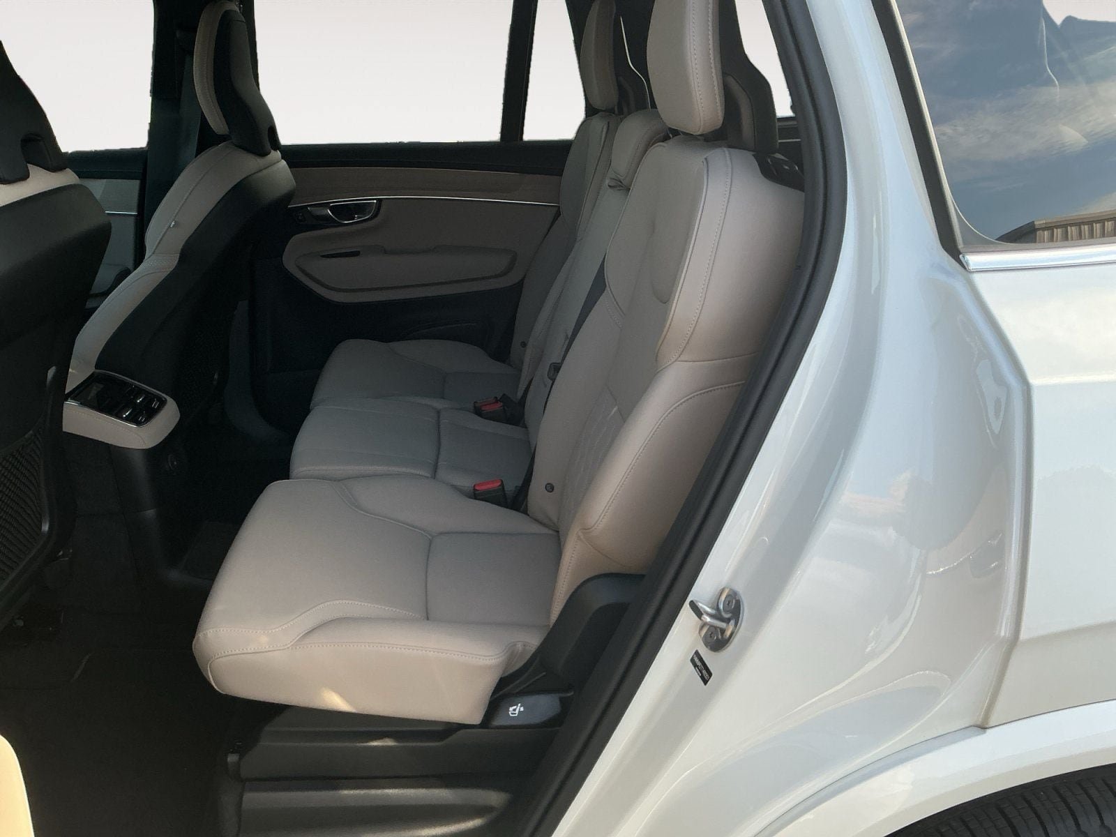 New 2026 Volvo XC90 T8 Plus AWD/4WD image 13