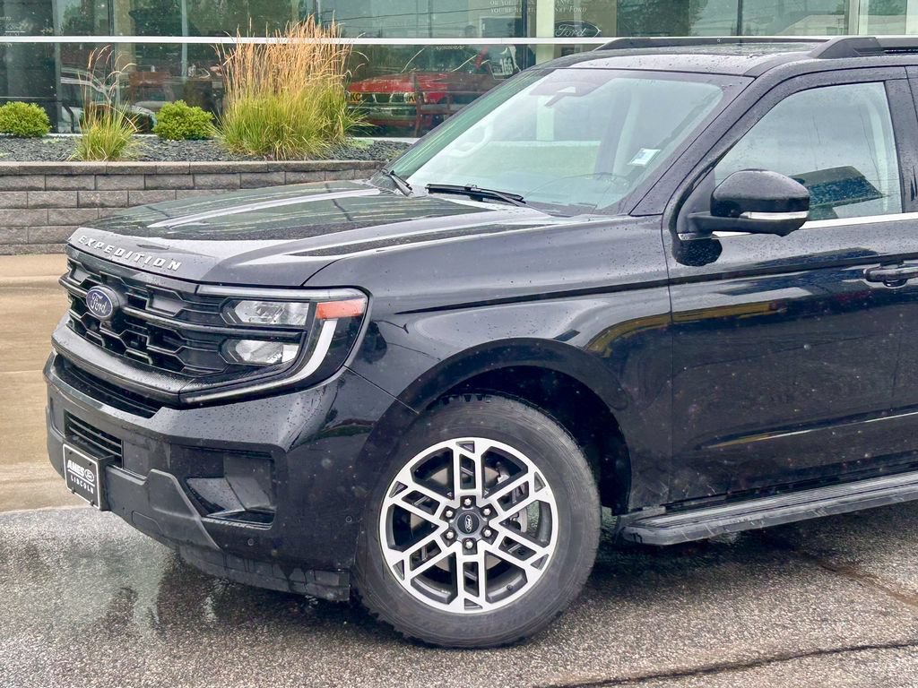Used 2025 Ford Expedition Active AWD/4WD image 2