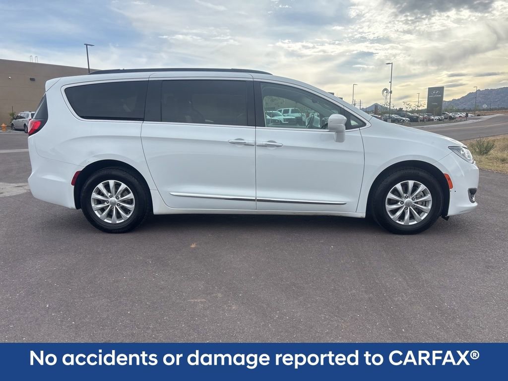Used 2017 Chrysler Pacifica Touring-L FWD image 3