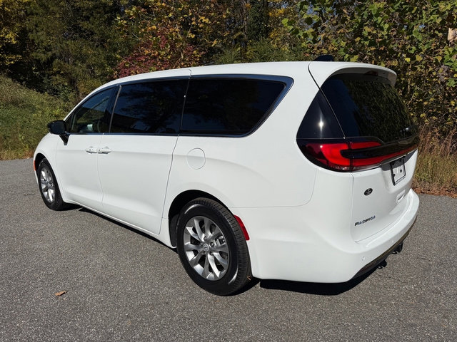New 2026 Chrysler Pacifica Limited image 9