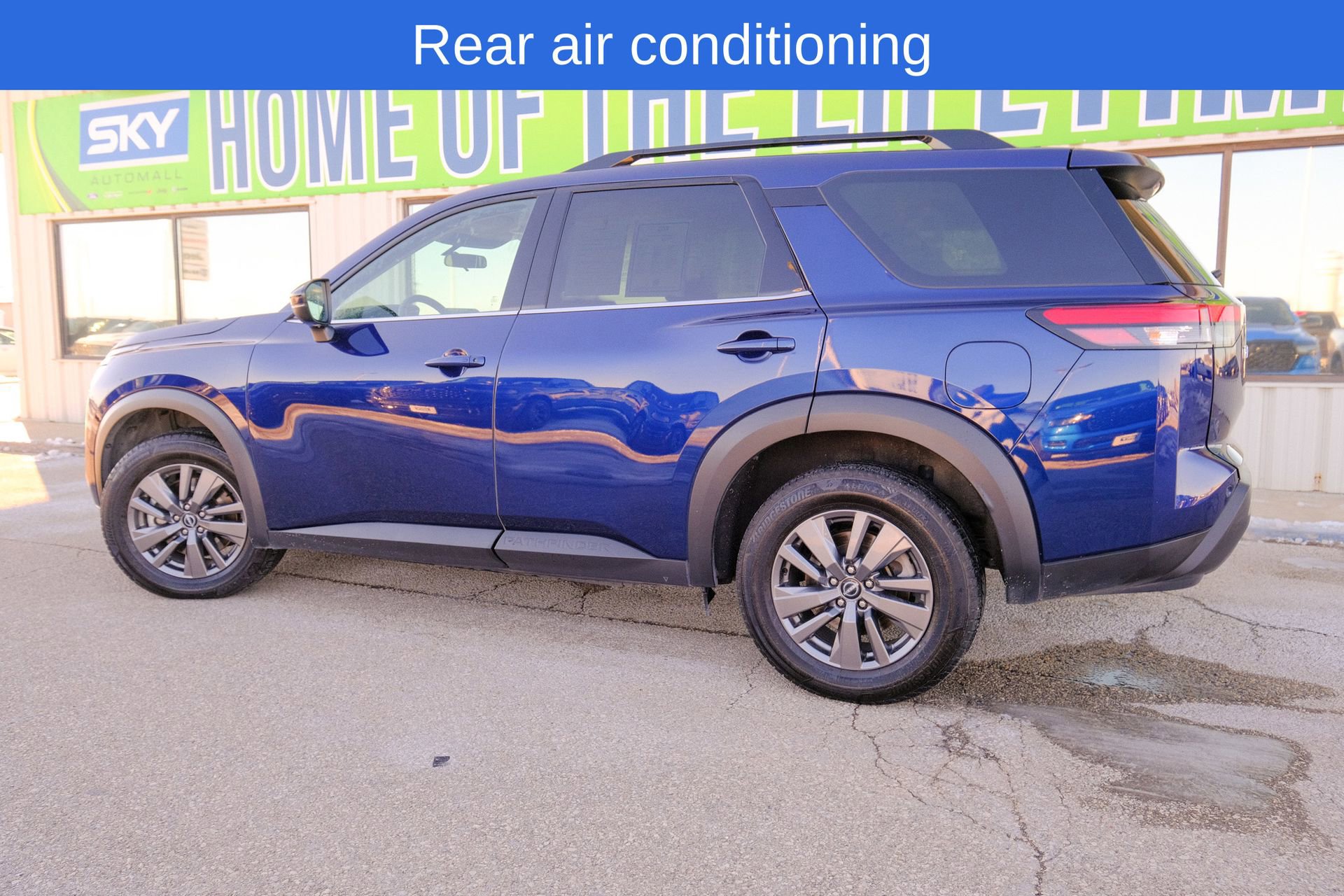 Used 2025 Nissan Pathfinder SV image 4