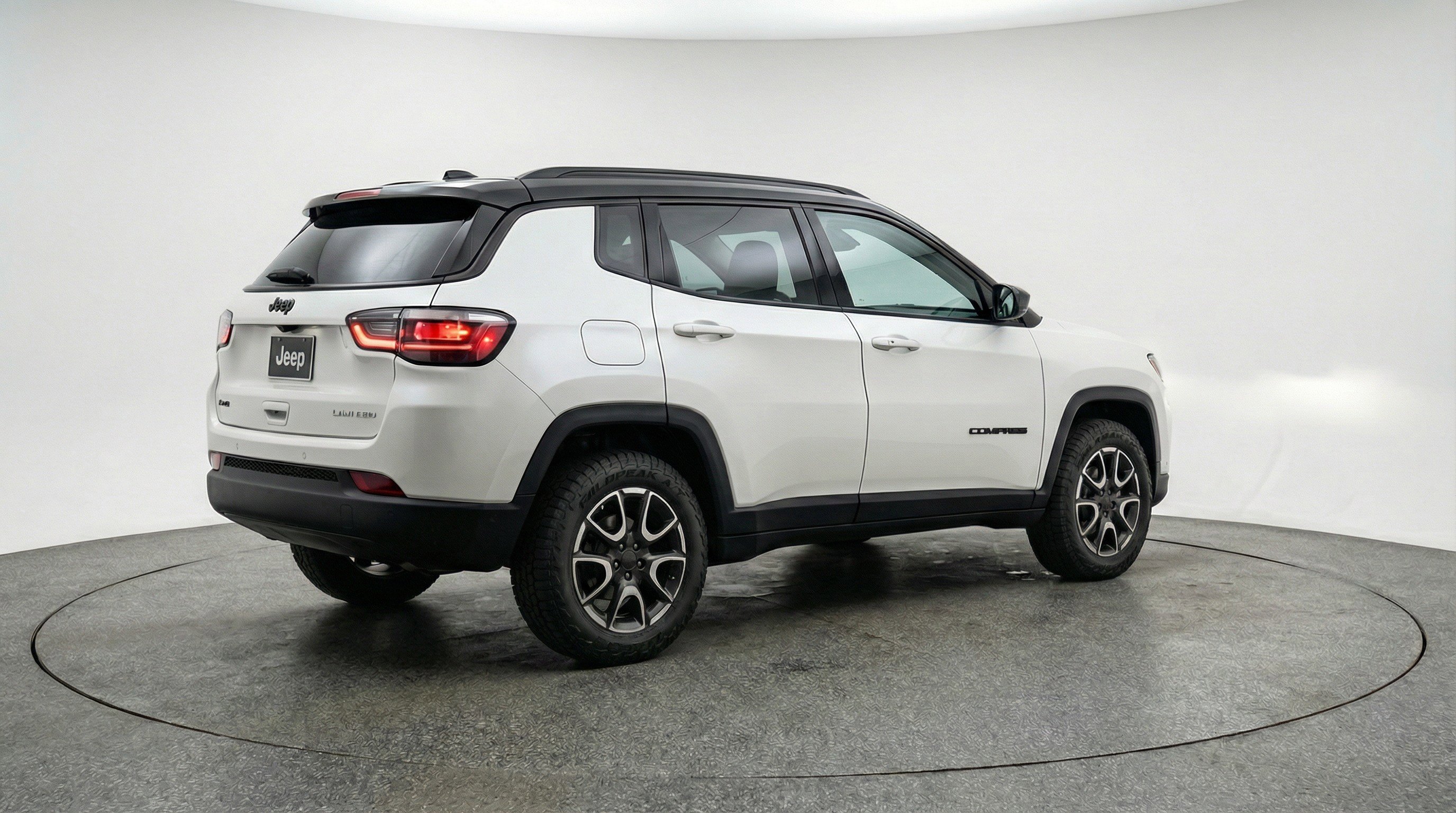 Used 2025 Jeep Compass Trailhawk AWD/4WD image 9