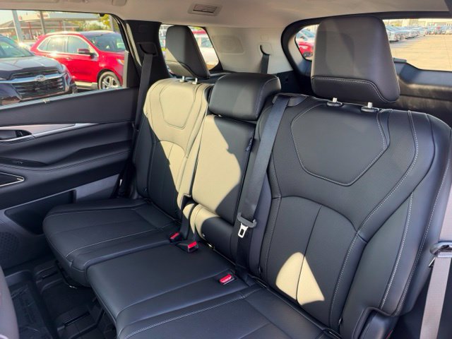 Certified 2026 INFINITI QX60 Luxe w/ Family Package AWD/4WD image 32