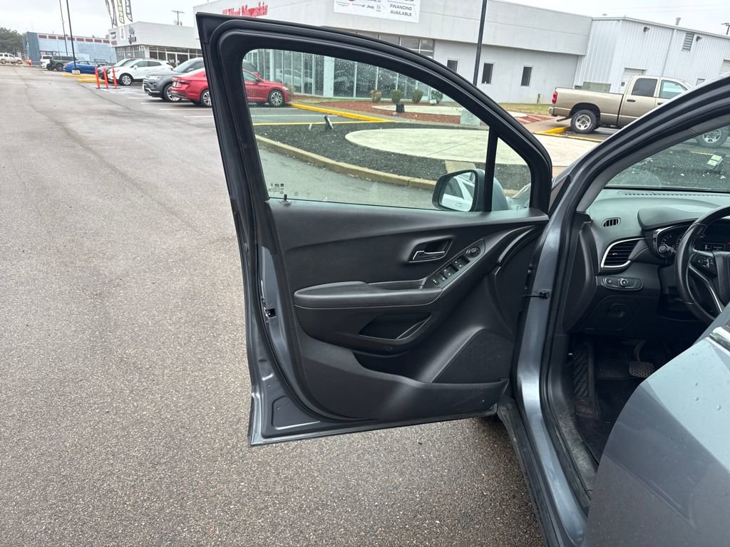Used 2019 Chevrolet Trax LT w/ LT Convenience Package image 12