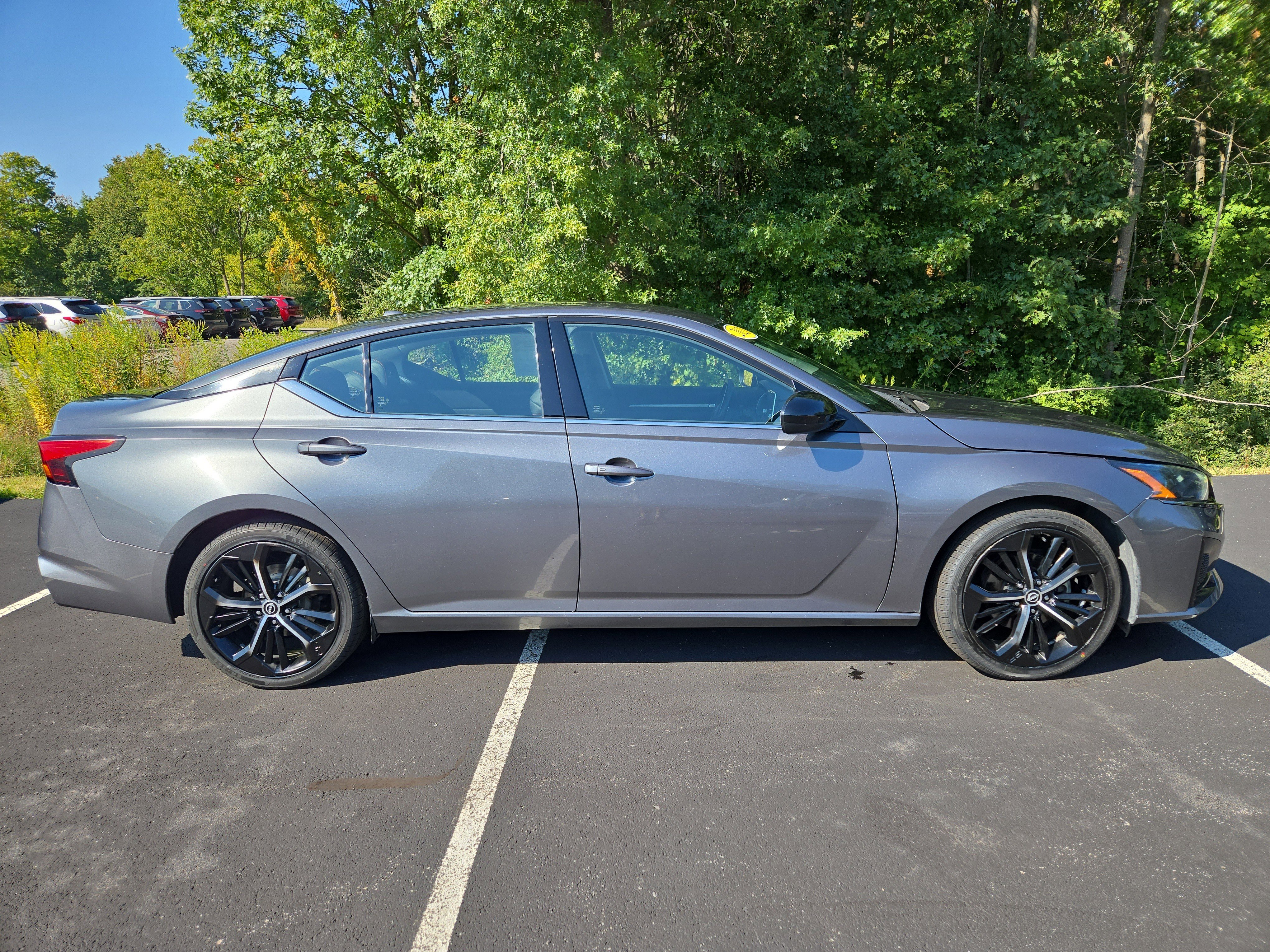 Used 2023 Nissan Altima 2.5 SR image 2