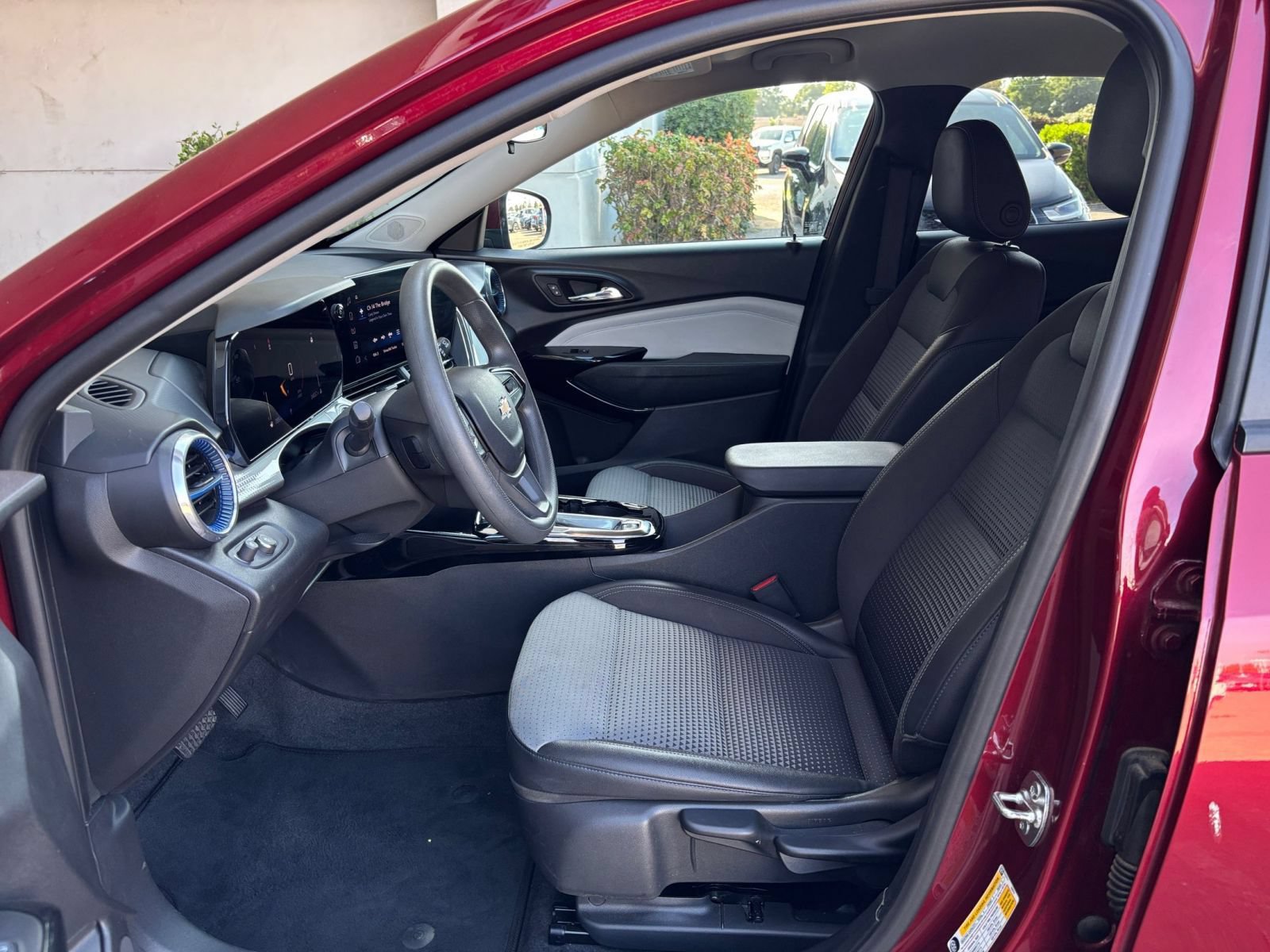 Used 2025 Chevrolet Trax LT FWD image 26