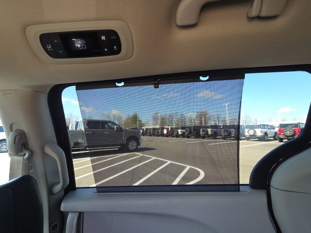 Used 2023 Chrysler Pacifica Touring-L image 21