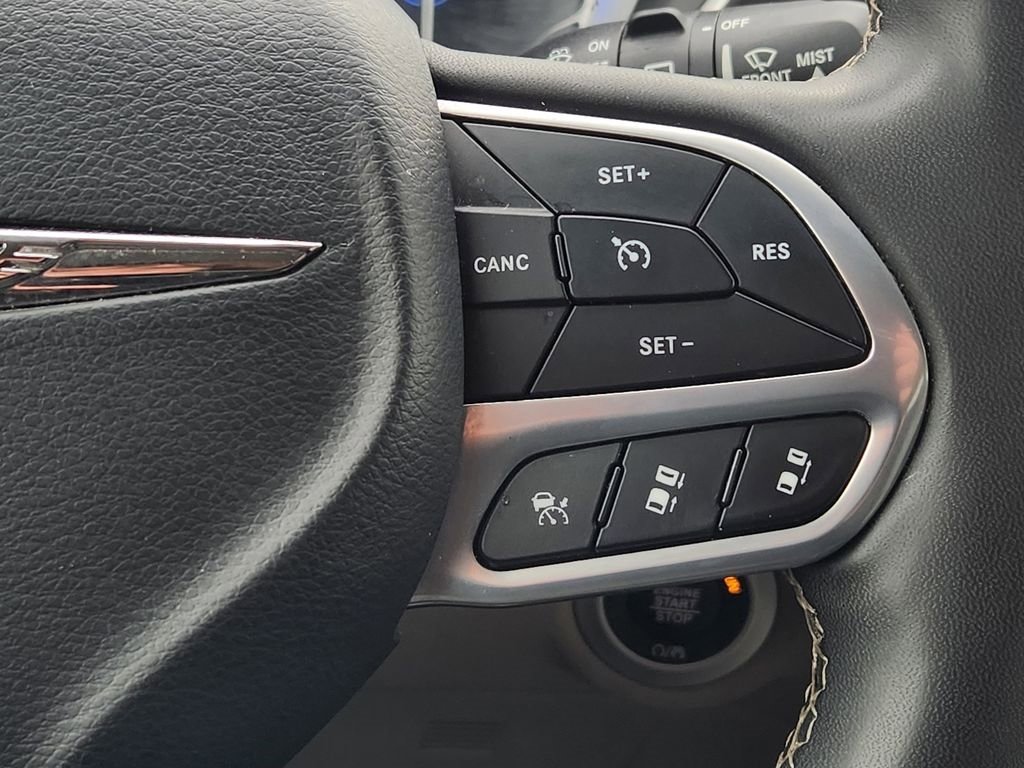 Used 2023 Chrysler Pacifica Touring-L image 29