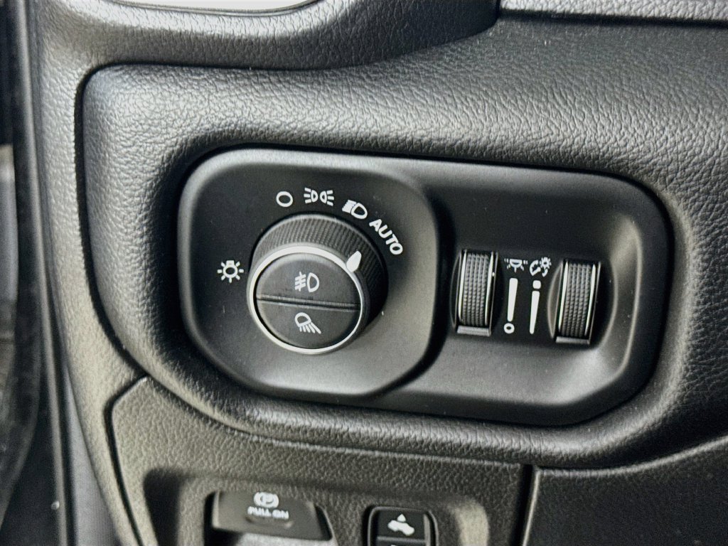 Used 2019 RAM 1500 Laramie AWD/4WD image 14
