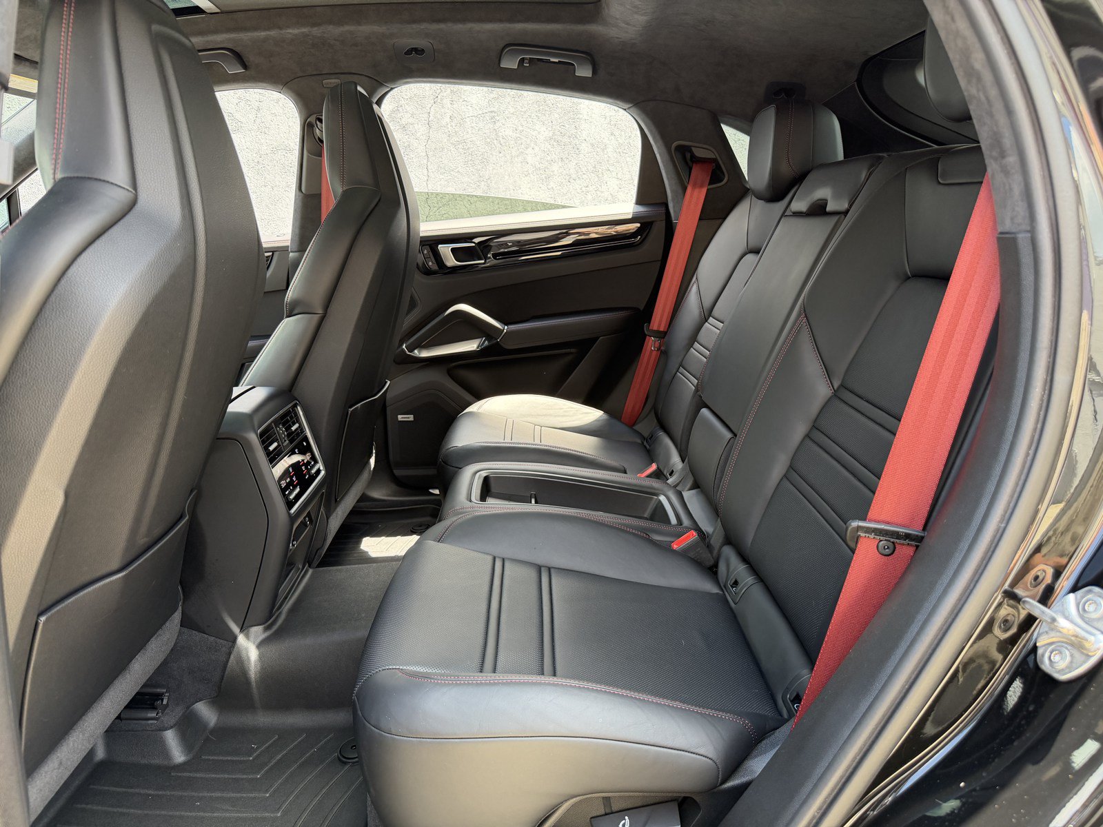 Used 2023 Porsche Cayenne Turbo AWD/4WD image 32