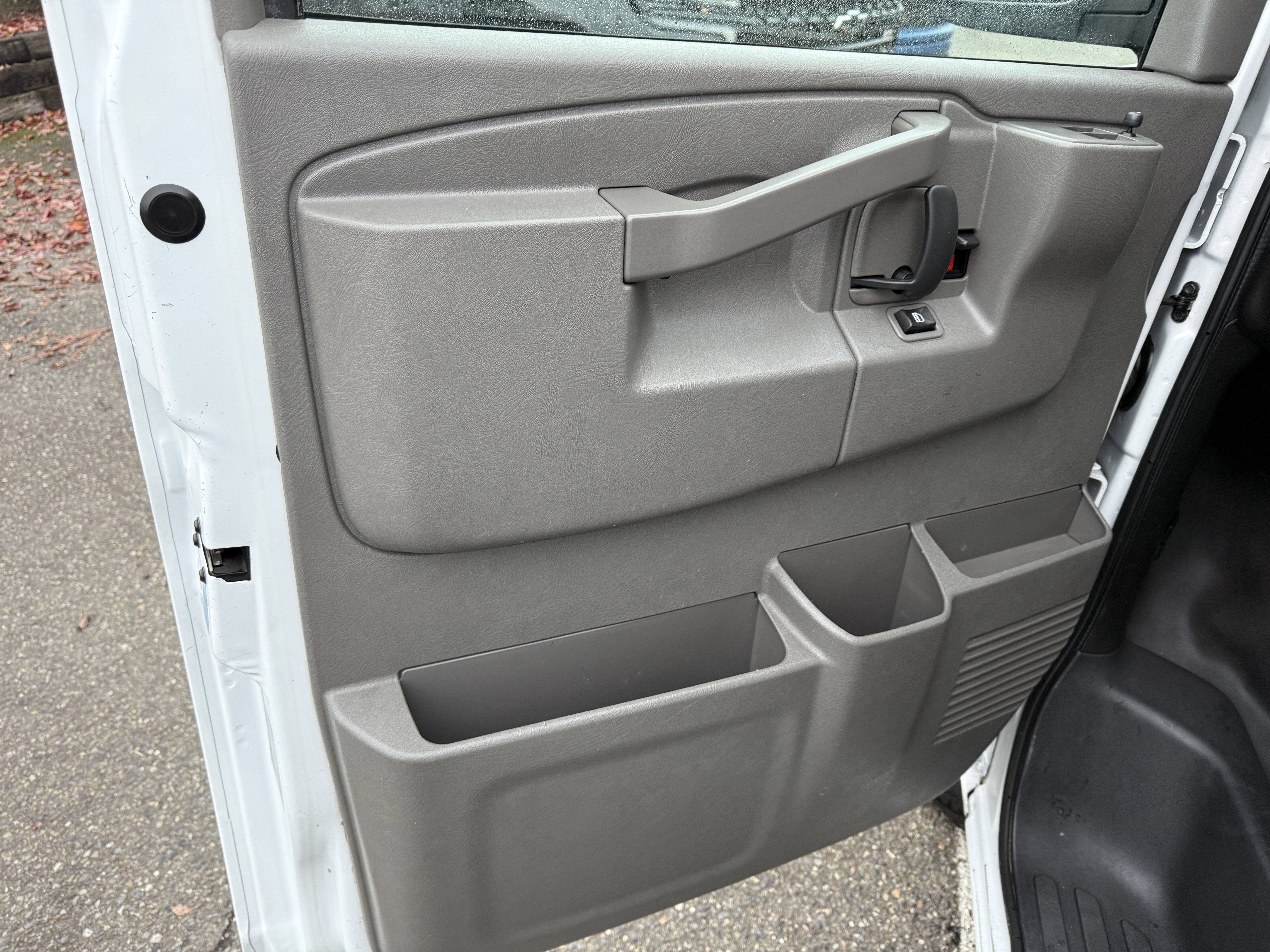 Used 2017 Chevrolet Express 2500 image 13