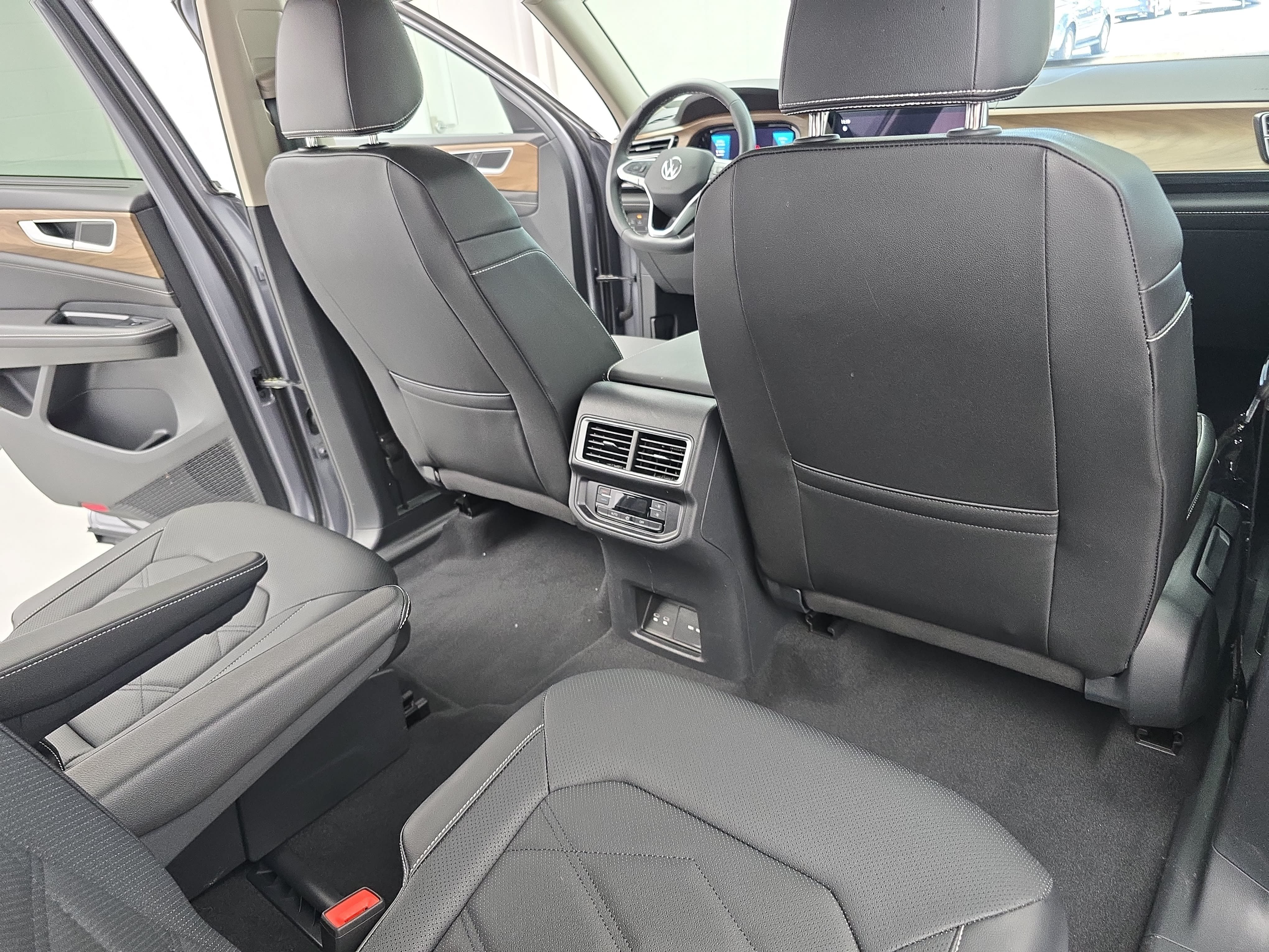 Certified 2025 Volkswagen Atlas SE AWD/4WD image 11