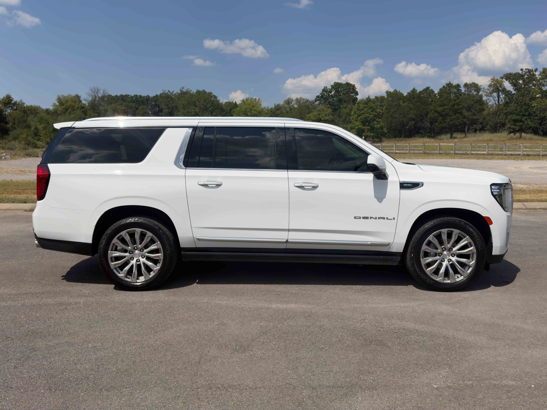 Used 2022 GMC Yukon XL Denali AWD/4WD image 7