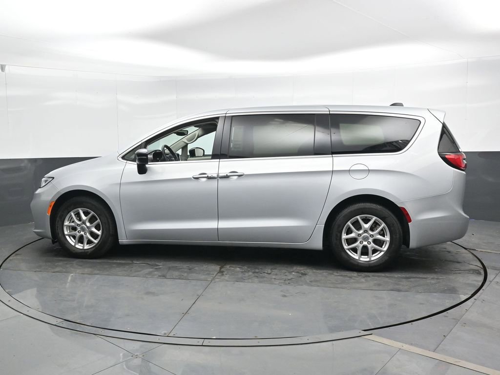 Used 2024 Chrysler Pacifica Touring-L FWD image 10