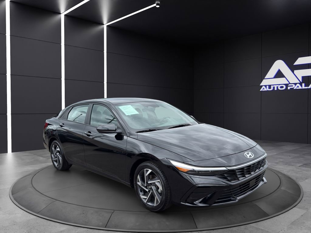 Used 2024 Hyundai Elantra SE image 3