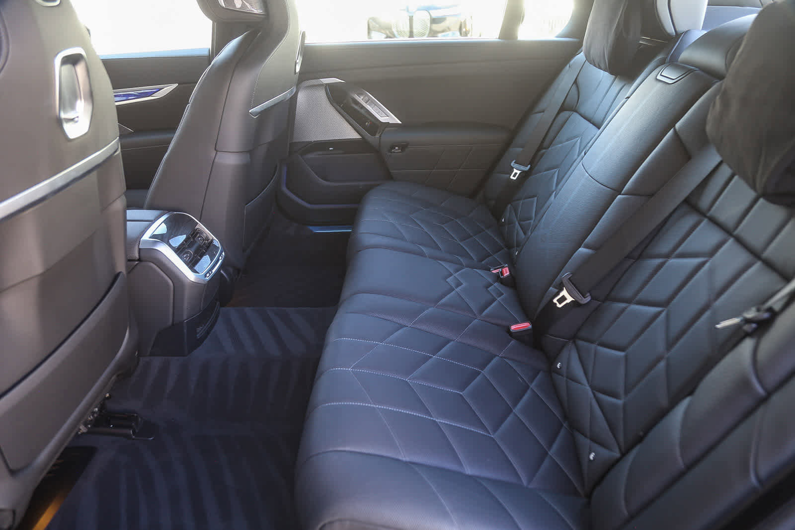 Used 2025 BMW i7 eDrive50 w/ M Sport Package image 15