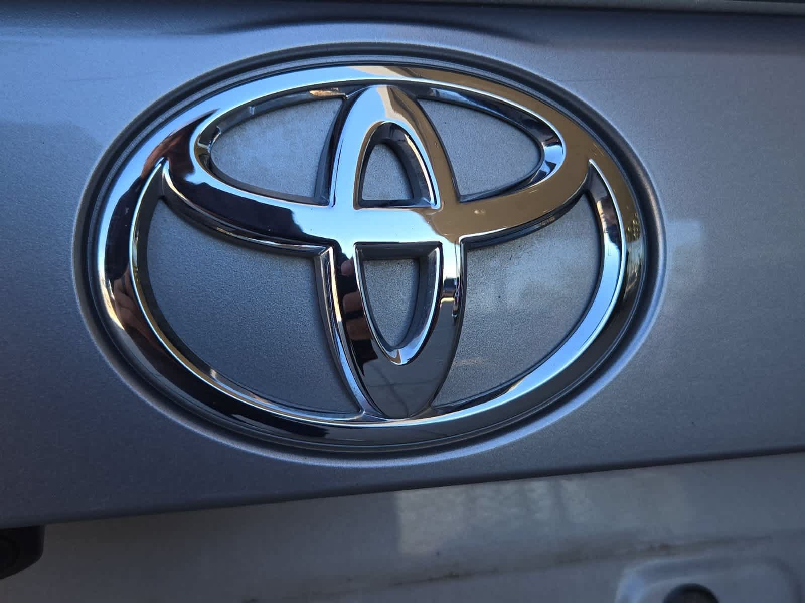 Used 2020 Toyota RAV4 XLE w/ Convenience Package FWD image 12