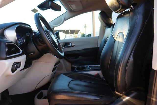 Used 2022 Chrysler Pacifica Touring-L image 11