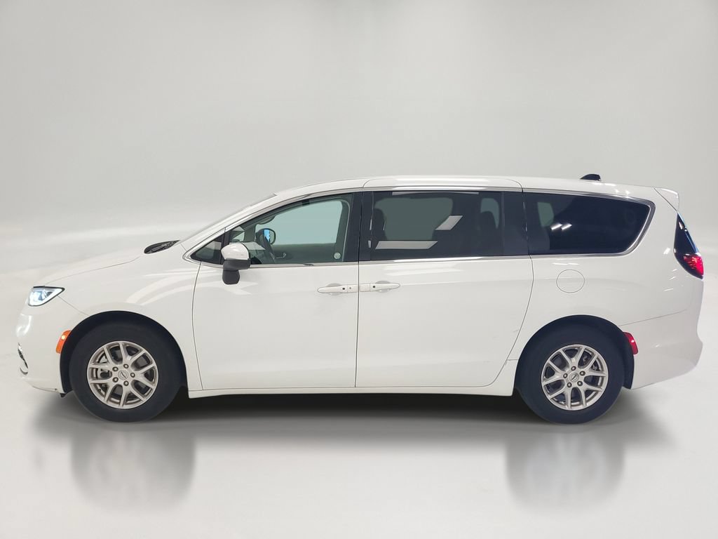 Used 2023 Chrysler Pacifica Touring-L FWD image 2