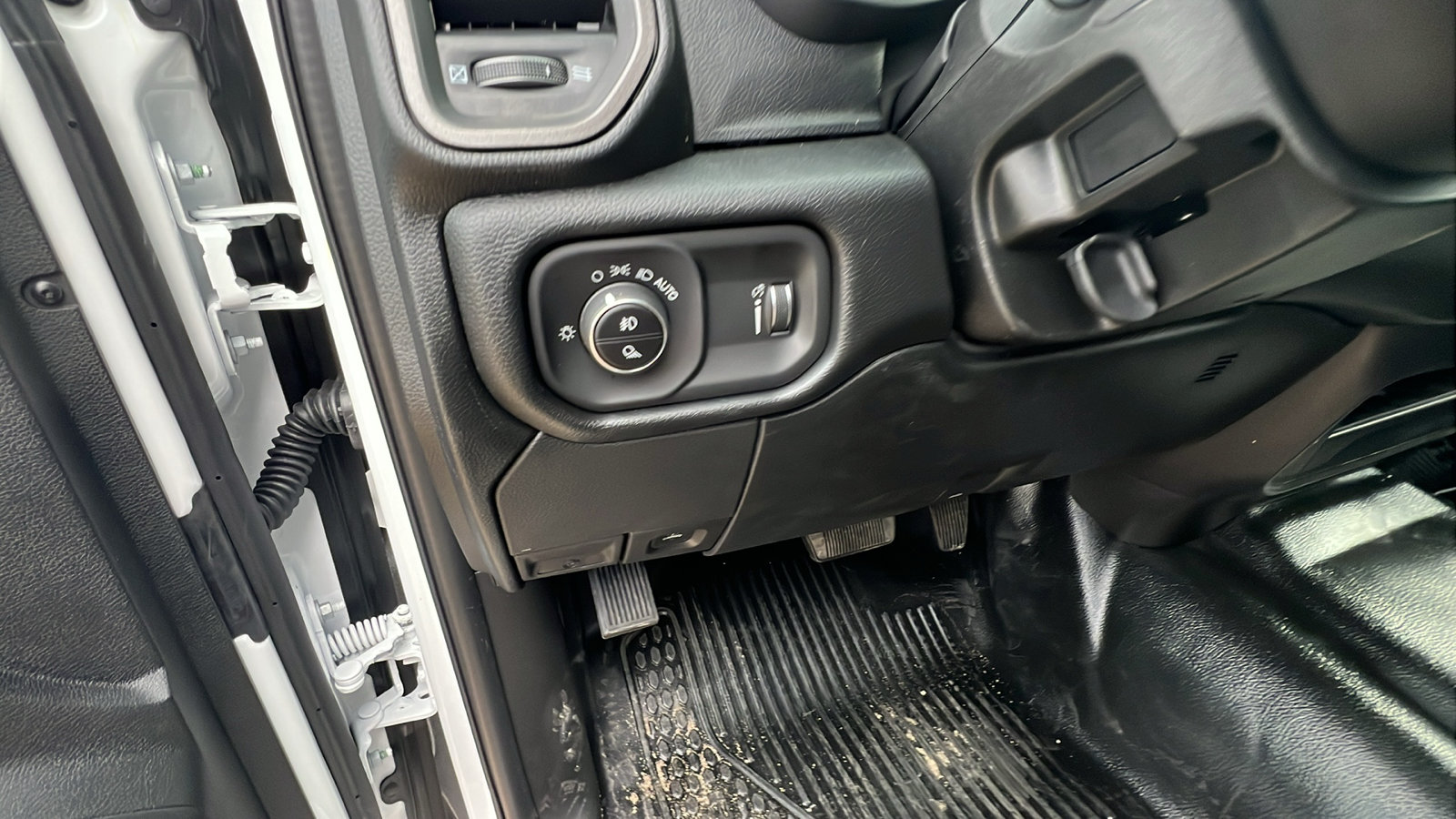 New 2026 RAM 2500 Tradesman w/ Chrome Appearance Group AWD/4WD image 21