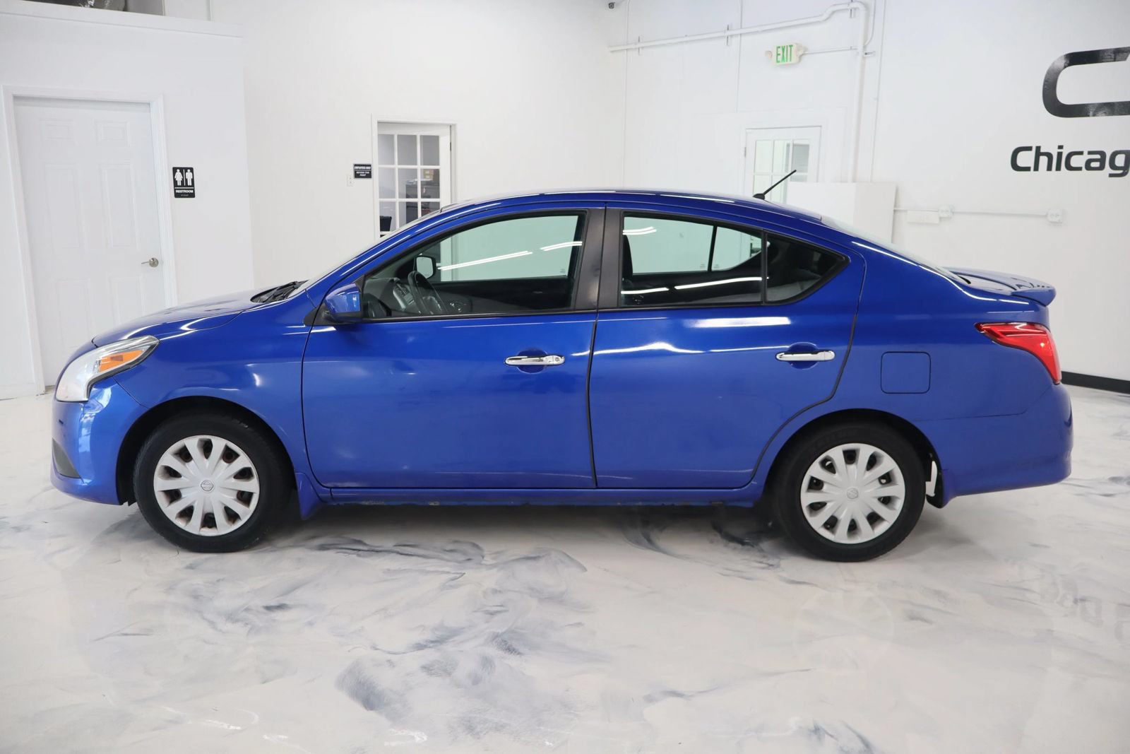 Used 2015 Nissan Versa SV FWD image 3
