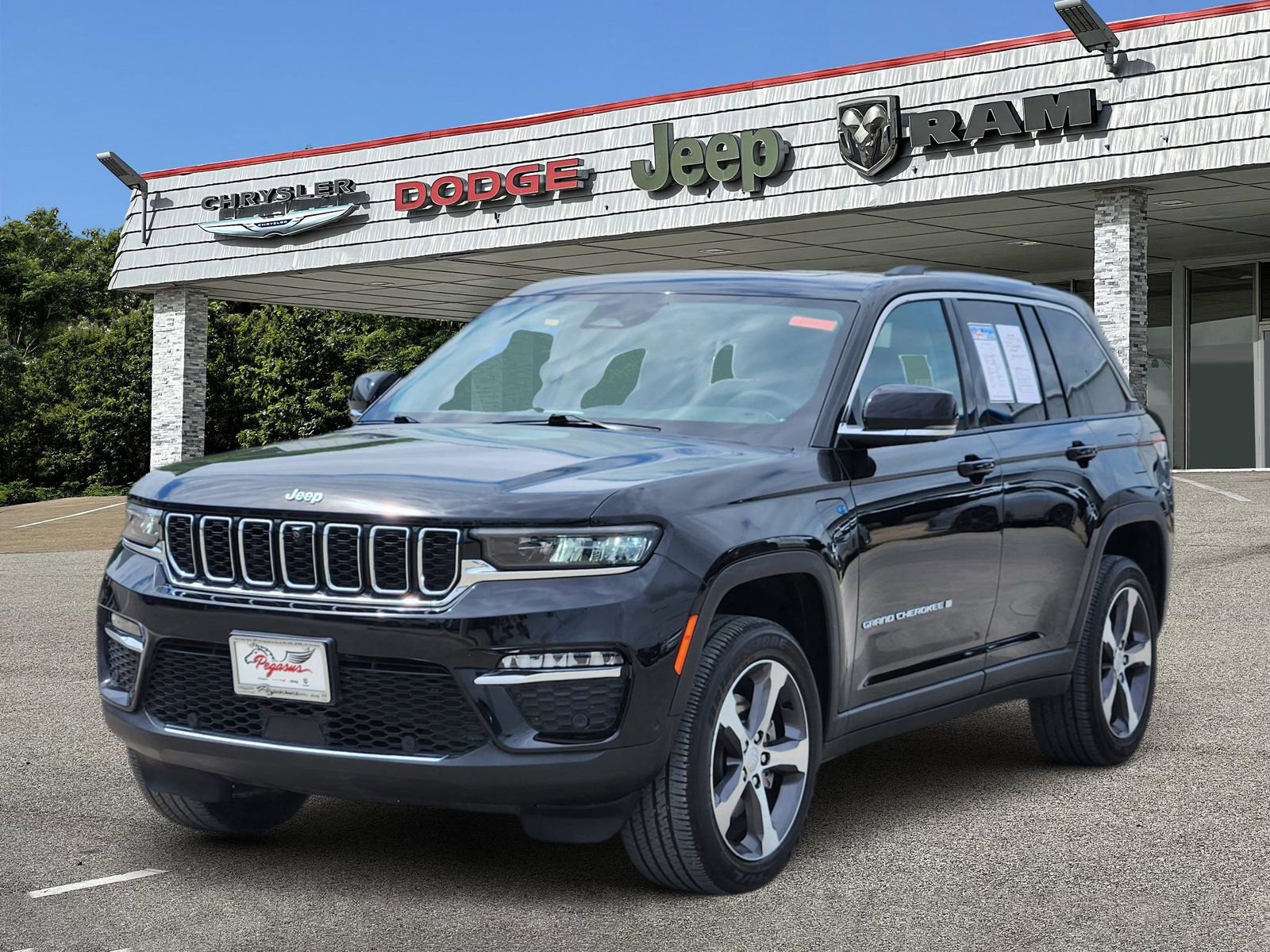 Used 2023 Jeep Grand Cherokee 4WD 4xe w/ Luxury Tech Group II image 2
