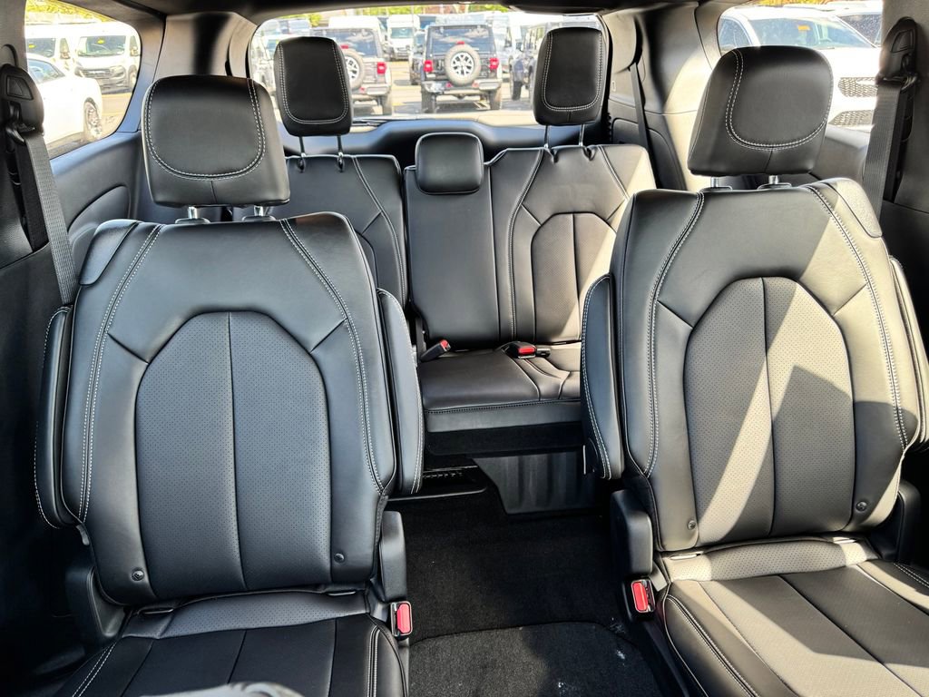 New 2026 Chrysler Pacifica Select image 13