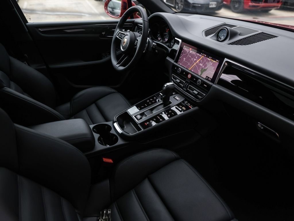 Certified 2025 Porsche Macan image 34
