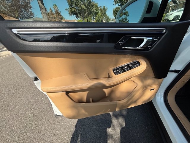 Used 2018 Porsche Macan AWD/4WD image 34