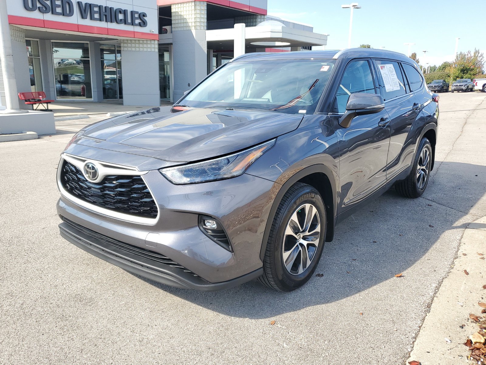 Certified 2022 Toyota Highlander XLE AWD/4WD image 2