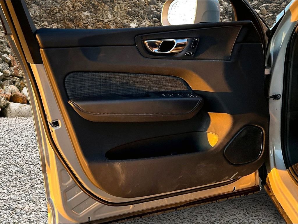 Used 2022 Volvo XC60 B5 Momentum image 19