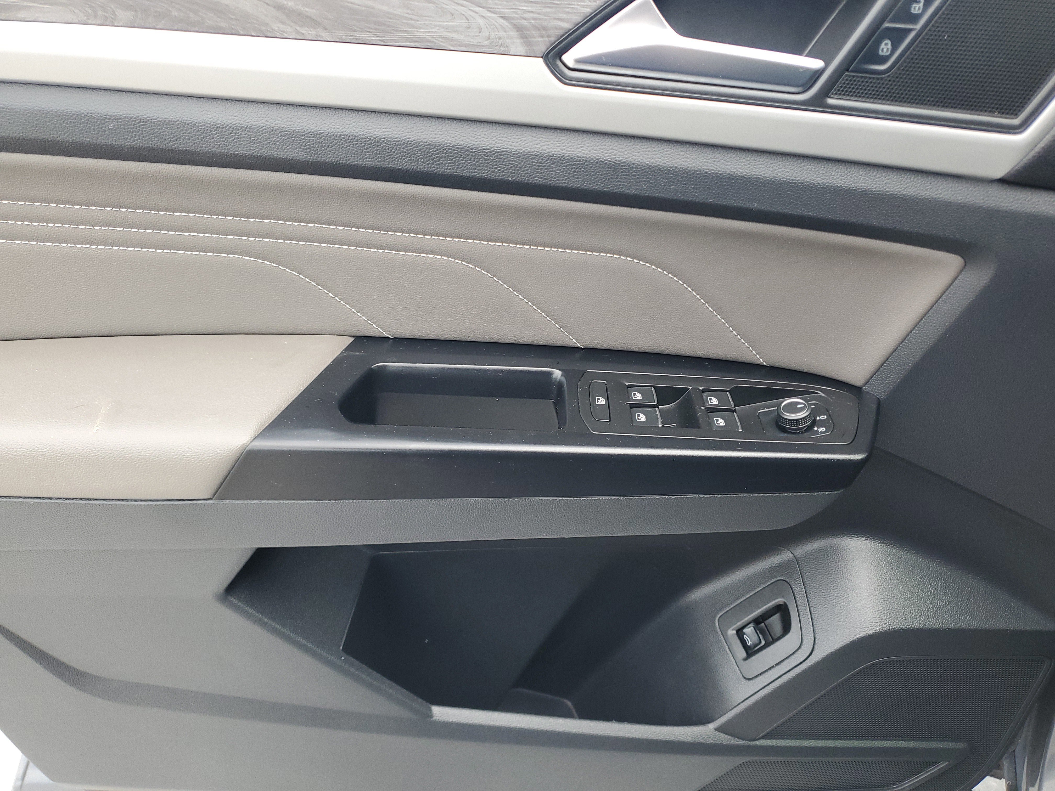 Used 2021 Volkswagen Atlas Cross Sport SE w/ Panoramic Sunroof Package image 19