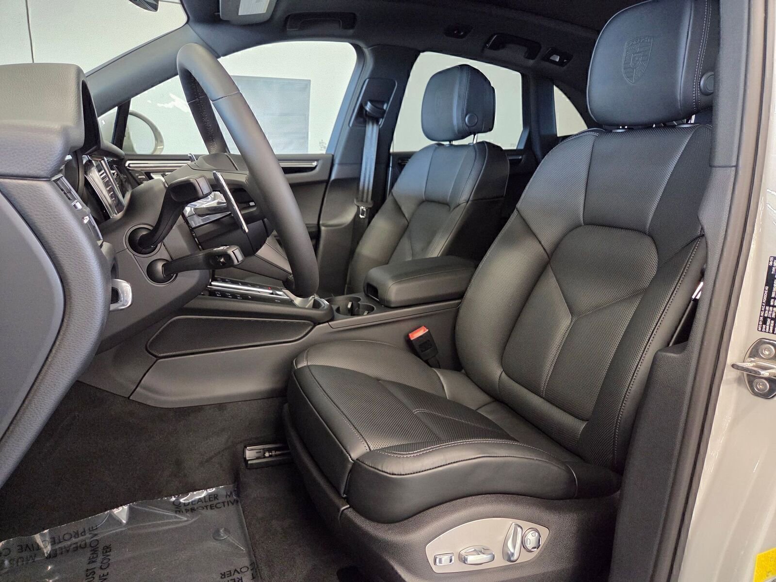 Certified 2026 Porsche Macan AWD/4WD image 5